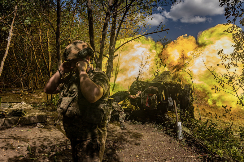 Ukraińscy żołnierze na stanowisku artyleryjskim w obwodzie donieckim
