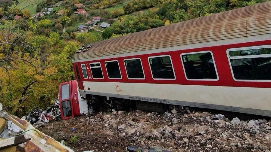 Pred tunelom v obci Jablonov nad Turňou došlo k zrážke dvoch rýchlikov.