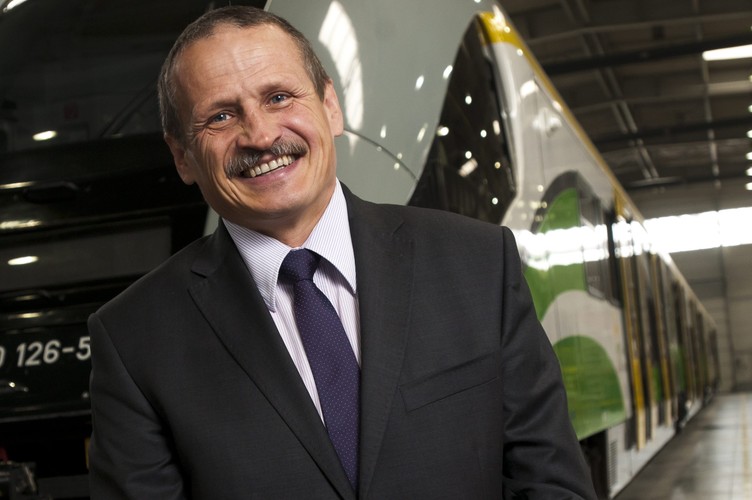 <strong>Miejsce 42. Tomasz Zaboklicki, prezes Pesy</strong> 
<br /><br /> 

W ubiegłym roku dokonał rzeczy niemożliwej: rozpoczął dostawy tramwajów Fokstrot do Moskwy – i to mimo rosyjskich sankcji. Po stolicy Rosji kursuje już połowa ze 120 zamówionych składów. Jeśli w przyszłości uda się odbudować wzajemne relacje gospodarcze, zamówienie może otworzyć dla Pesy rynek wschodni. Dzięki Zaboklickiemu firma mocno działa na rynku niemieckim. Przewoźnik DB Regio zwiększał zamówienie o kolejne szynobusy w ramach rekordowej umowy ramowej z Pesą mającej objąć dostawę 470 pojazdów Link. To drugi superkontrakt eksportowy Pesy, którego wartość może sięgnąć 1,2 mld euro. Zagrożeniem dla kontraktu jest postawa EBA, niemieckiego regulatora rynku, który wstrzymuje homologację 12 linków dla innego niemieckiego przewoźnika Netinera. W Polsce firma Zaboklickiego jest liderem rynku tramwajowego i kolejowego pasażerskiego. Bydgoska Pesa wraz ze spółkami zależnymi zatrudnia łącznie 4,5 tys. pracowników, a w ciągu roku załoga zwiększyła się o 700 osób. Przychody grupy Pesa w 2014 r. przekroczą 2 mld zł. Tomasz Zaboklicki szuka nowych rynków i zapowiada start w przetargu na lokomotywy dla PKP Cargo. (maj)
<br /><br />