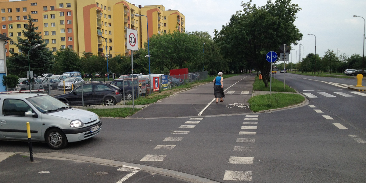 Brak znaków na przejściach dla pieszych w Nowym Dworze.