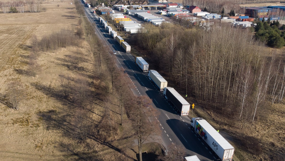 Kolejka tirów na granicy z Białorusią. Kierowcy: tu poleje się krew