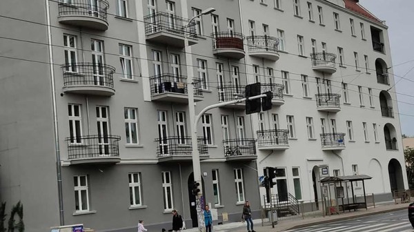 Na pierwszy rzut oka widać odnowione elewacje frontowe i wyremontowane balkony, ale to tylko część robót, jakie wykonano przy ul. Krakowskiej 25 i 27.