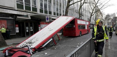 Koszmar w centrum Londynu. Zerwany dach autobusu