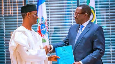 Nuhu Ribadu (L) takes over from Babagana Monguno (R) as Nigeria’s National Security Adviser (NSA) in Abuja on Monday, June 26, 2023. [Channels TV]
