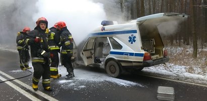 Pod Chrzanowem ambulans stanął w ogniu