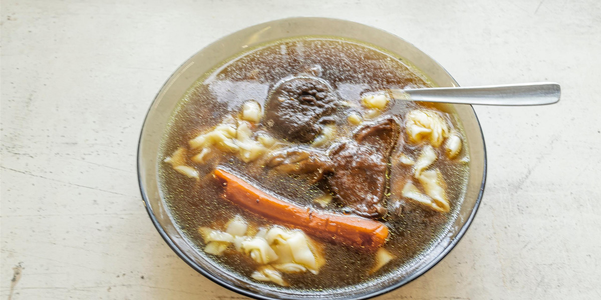 Do zupy grzybowej zamiast makaronu możemy dodać łazanki.