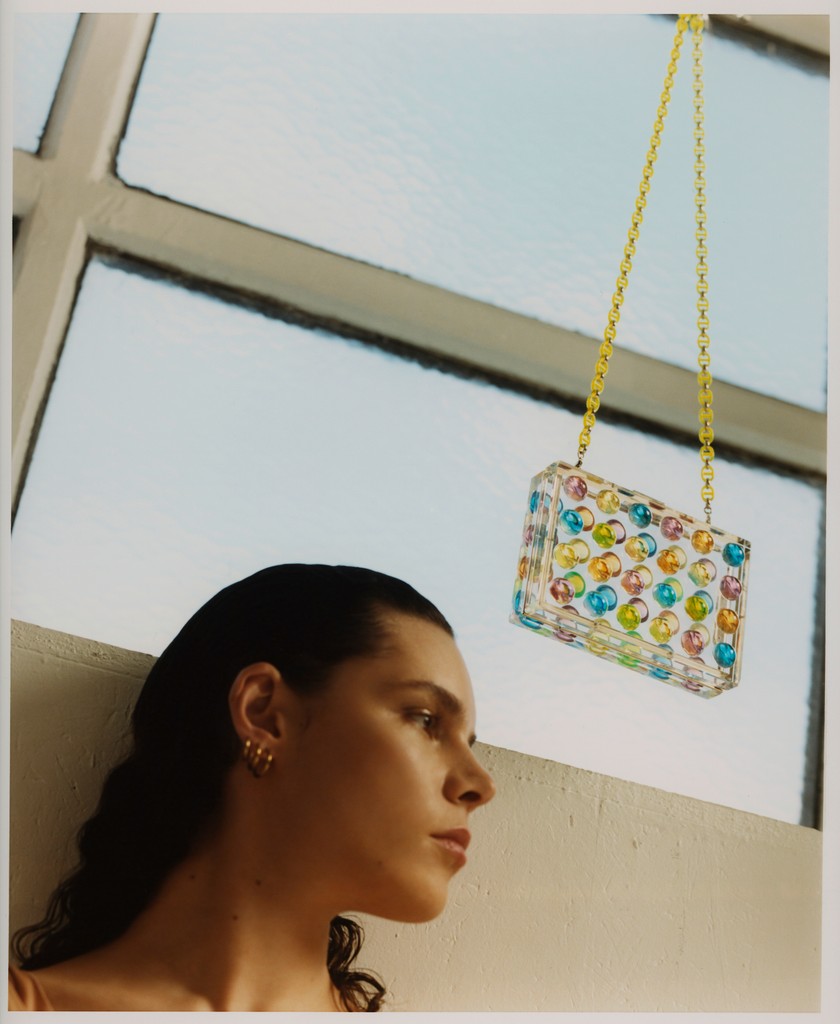 Clutch aus mehrfarbigem Plexiglas, mit abnehmbarer Schulterkette, Dior.