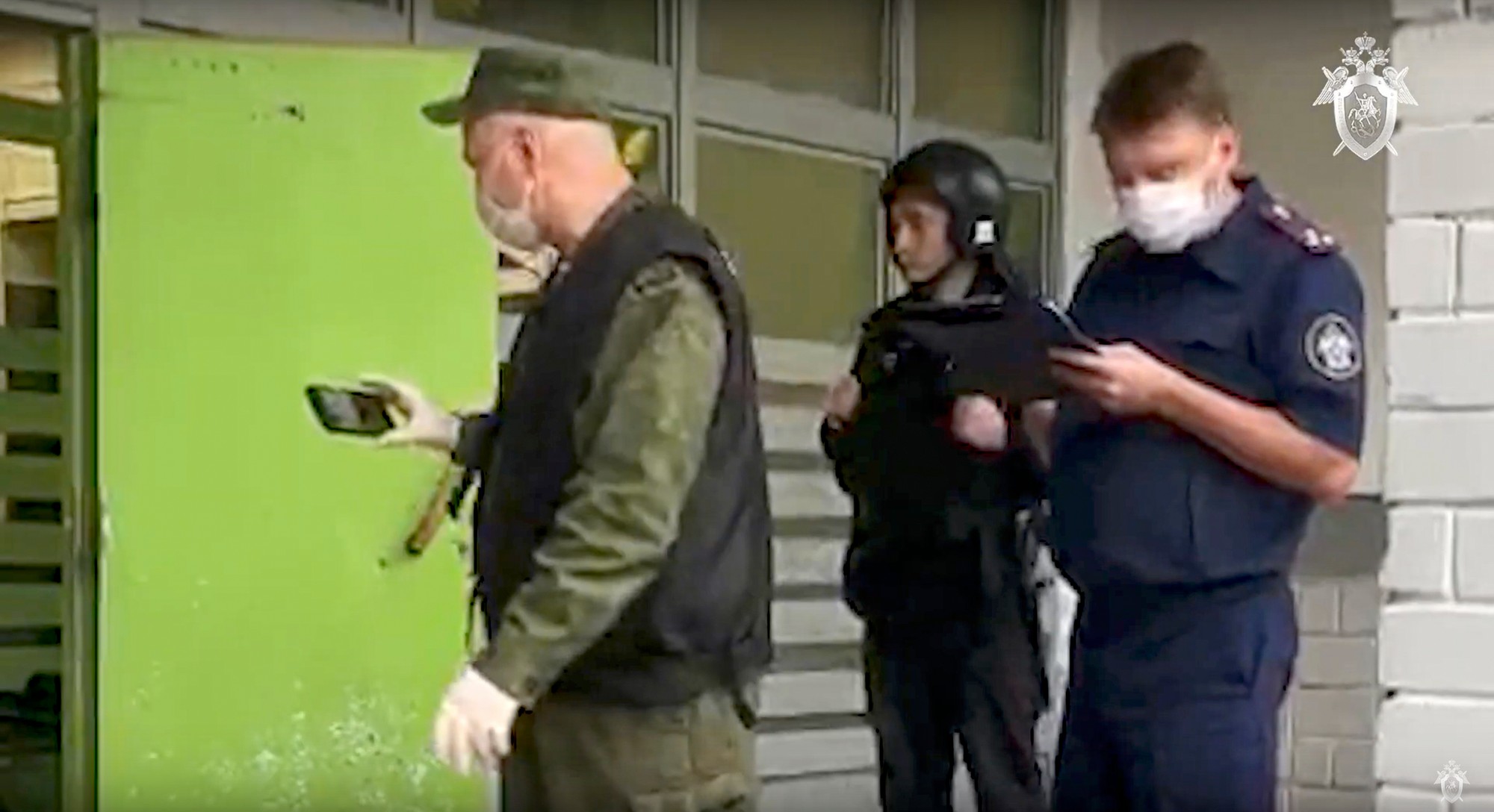 Členovia ruského vyšetrovacieho výboru pracujú na mieste streľby.
