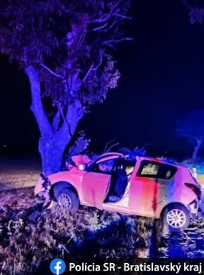 Pri dopravnej nehode v okrese Senec utrpeli tri osoby ťažké zranenia.