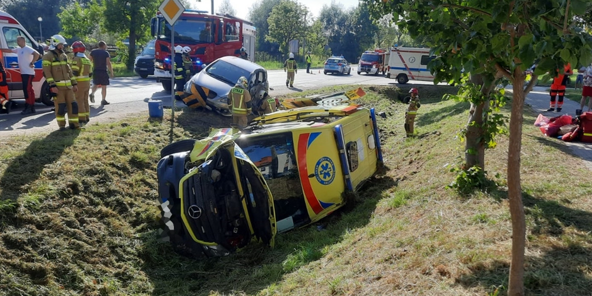 Mazowieckie. Najpierw wypadek busa, a potem karetki wiozącej rannych.