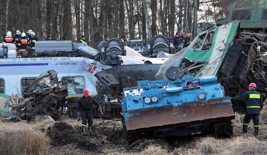 3 marca wieczorem w pobliżu Szczekocin k. Zawiercia - na zjeździe z Centralnej Magistrali Kolejowej w kierunku Krakowa - zderzyły się czołowo pociągi TLK 