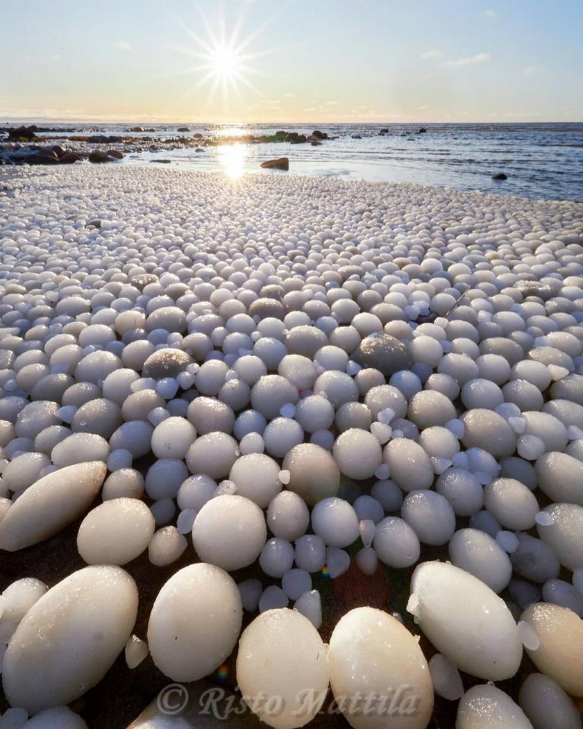 Finlandia: lodowe kule na plaży. Niecodzienne znalezisko
