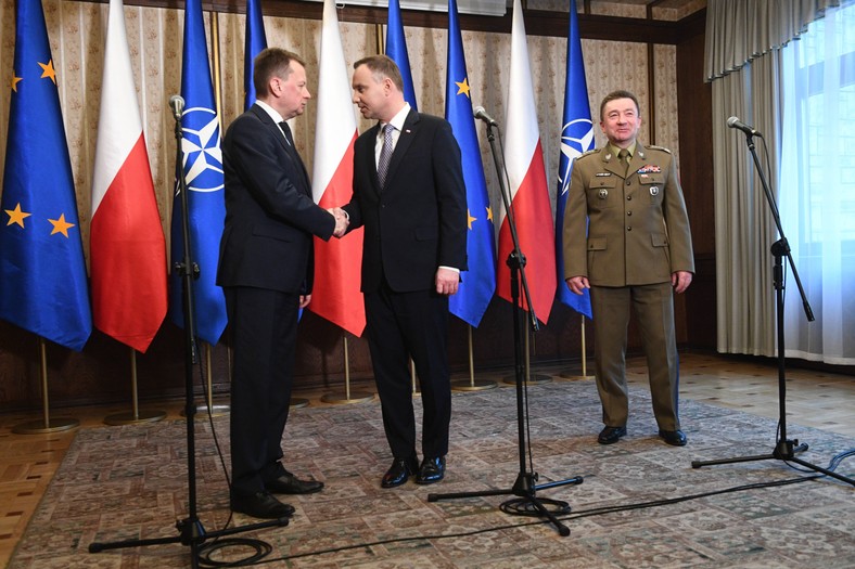 Andrzej Duda (w środku), Mariusz Błaszczak (z lewej) i gen. Leszek Surawski (z prawej) po odprawie kierowniczej kadry MON i Sił Zbrojnych RP (15.03.2018).