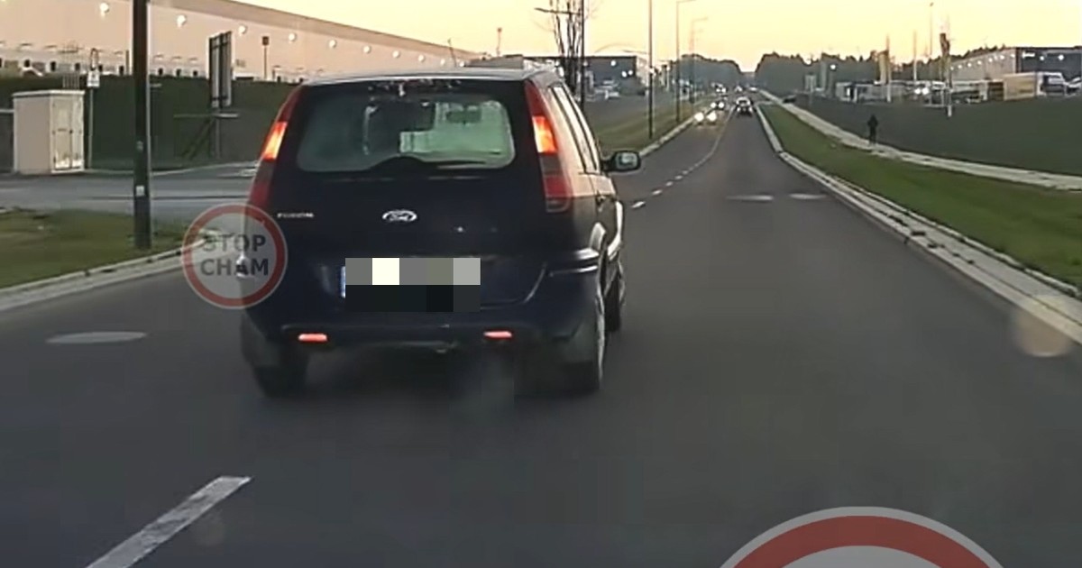 Wszyscy hamowali, a on jechał dalej. Zobaczcie, co miał na szybie
