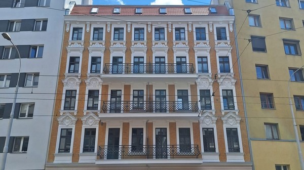 Kamienica z ul Jedności Narodowej 153 wyglada jak nowa