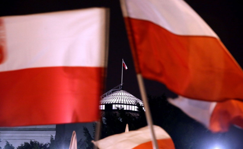 Biało-czerwone flagi na manifestacji przed Sejmem