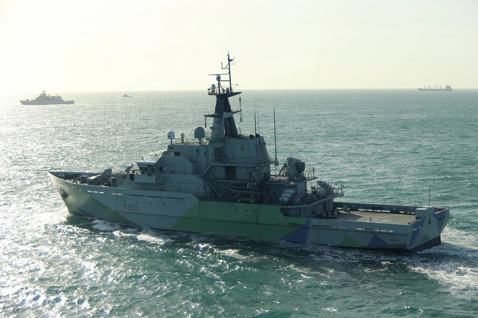 "HMS Mersi" i ruska fregata "Admiral Grigorovič" (gore levo) u britanskim vodama 9. aprila