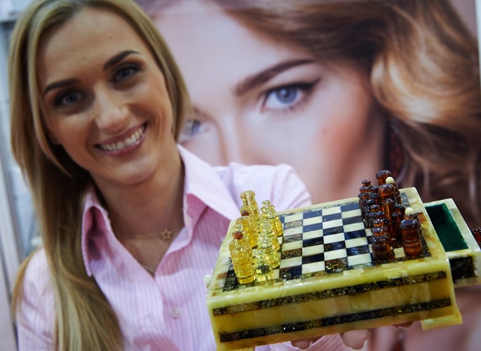 Bursztynowe szachy wyeksponowane na stoisku firmy Amber Garden, na Międzynarodowych Targach Bursztynu, Biżuterii i Kamieni Jubilerskich AMBERIF 2015 w Gdańsku, 25 bm. (aw/cat) PAP/Adam Warżawa