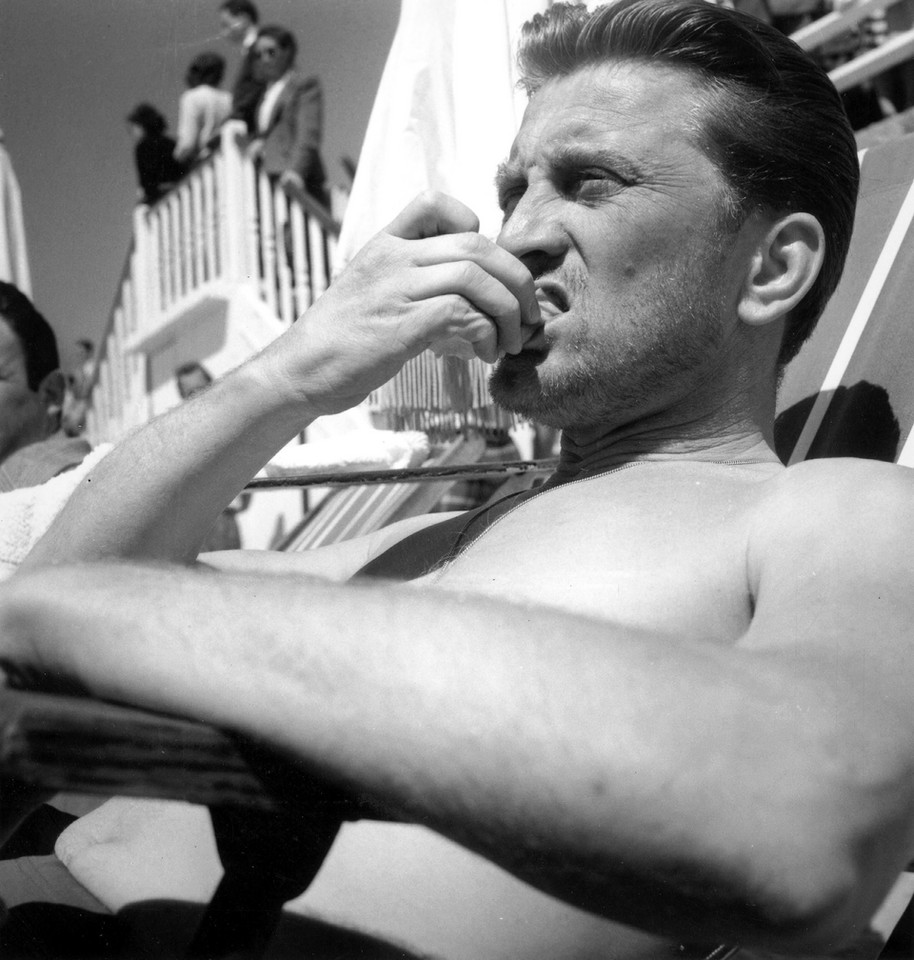 Kirk Douglas relaksujący się na plaży podczas Festiwalu Filmowego w Cannes w 1953 r.