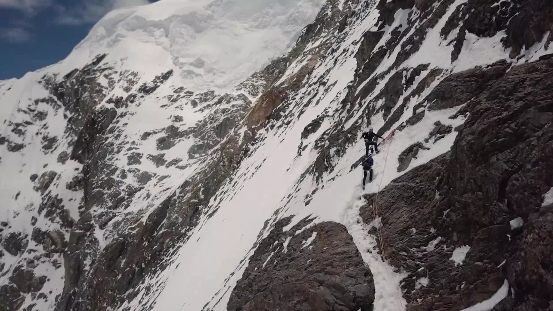 Zobacz, jak Andrzej Bargiel zjeżdża na nartach z K2