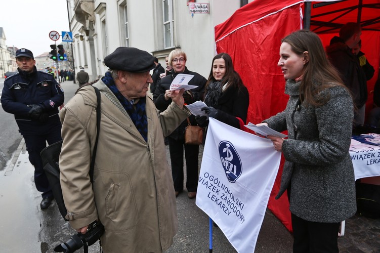 Pikieta Ogólnopolskiego Związku Zawodowego Lekarzy odbyła się przed siedziba Ministerstwa Zdrowia