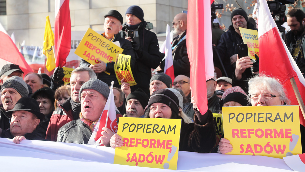 Uczestnicy demonstracji poparcia rządowej reformy wymiaru sądownictwa przed siedzibą Trybunału Konstytucyjnego w Warszawie.