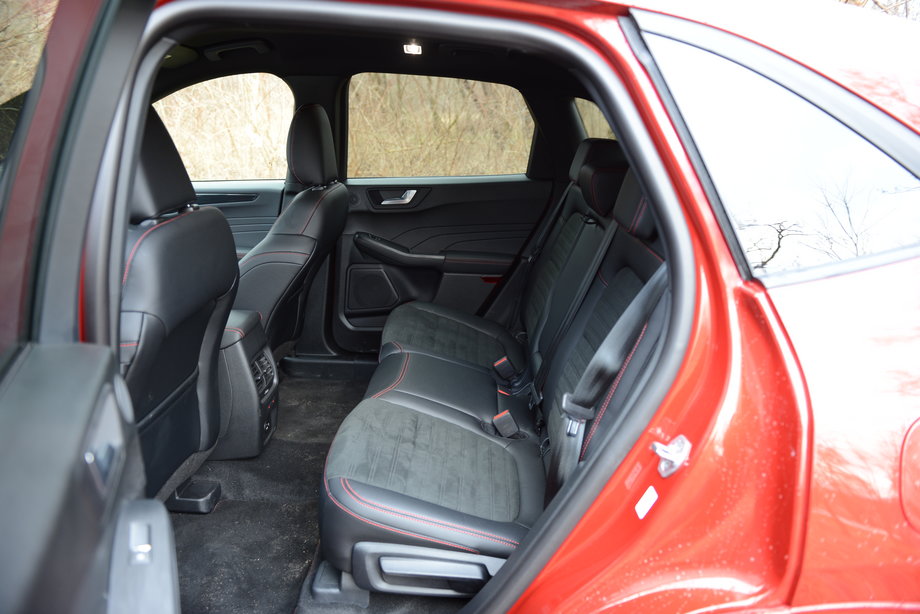 Ford Kuga Plug-in Hybrid to typowy kompaktowy SUV, a to oznacza, że z tyłu przestrzeni jest pod dostatkiem.