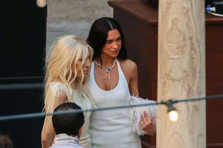 Dua Lipa pozira sa modnom kreatorkom Donatelom Versaće | Foto: REUTERS/Igor Petyx