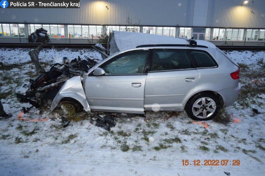 Pri zrážke auta s vlakom sa v Bánovciach nad Bebravou zranila vodička.