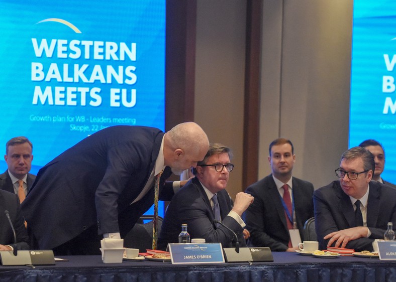 Premier Albanii Edi Rama (po lewej), zastępca sekretarza stanu USA do spraw europejskich i euroazjatyckich James O'Brien i prezydent Serbii Aleksandar Vucić (po prawej) podczas spotkania przywódców poświęconym planowi wzrostu dla Bałkanów Zachodnich w Skopje, 22 stycznia 2024 r.