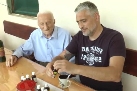 UMRO NARODNI LEKAR KOJI JE SPASIO ŽIVOT ČEDI JOVANOVIĆU Deda Milutin tvrdio: "Došao je kod mene jedva dišući, potapao sam ga u vodu sa ljutim paprikama"