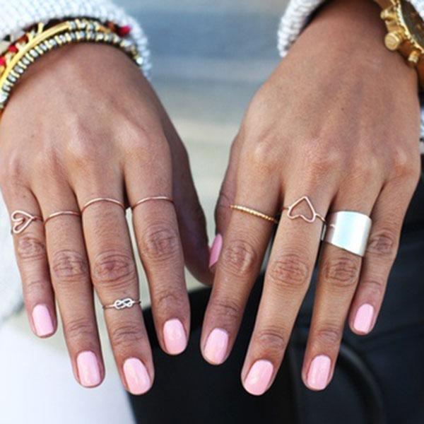 Gotowe na nowy trend? Knuckle rings, czyli pierścionki do połowy palca -  najmodniejsze dodatki sezonu! 30 inspiracji, jak je nosić | Ofeminin