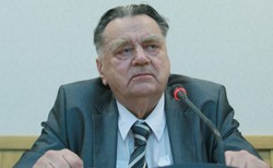 Były premier Jan Olszewski przyjął rentę specjalną z troski o żonę