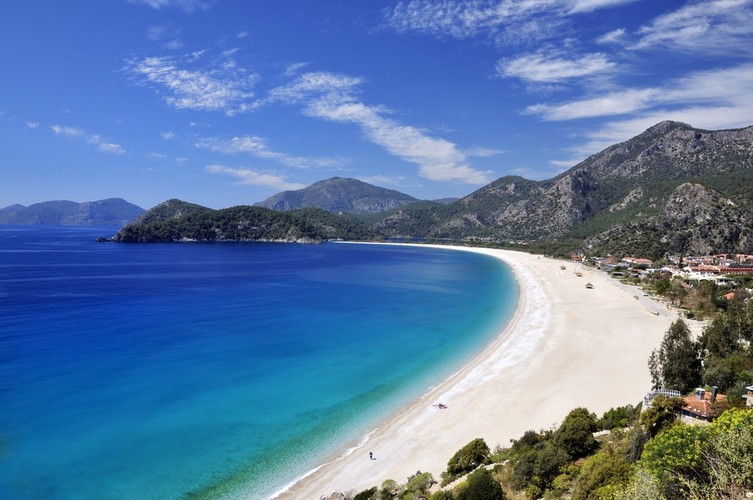 Tureckie wybrzeże - cel wyjazdów większości turystów. Nie można zapomnieć o odwiedzeniu tureckich plaż podczas podróży do tego kraju.