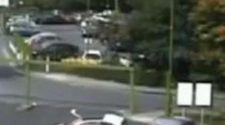 Két autót tört össze parkolás közben a béna sofőr - videó