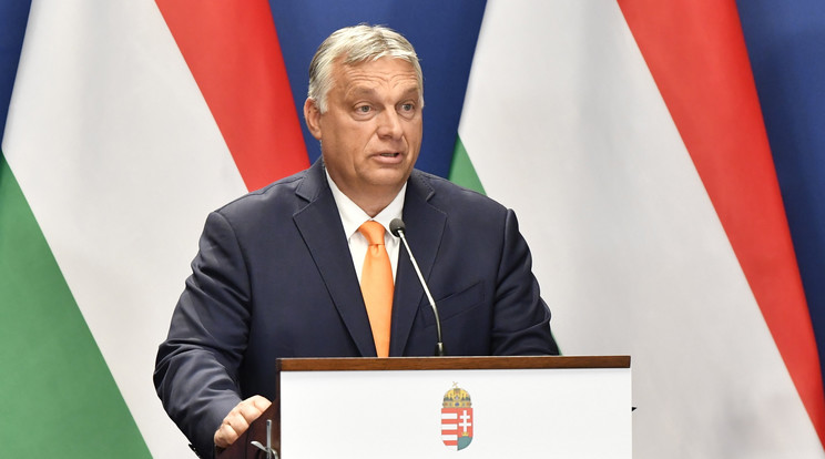 Orbán Viktor írta alá a rendeletet / Fotó: MTI - Máthé Zoltán