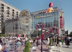 Big Mac za 25 tys. zł, tłumy chętnych pilnowane przez ochroniarzy. Tak otwierał się pierwszy McDonald's w Polsce [FOTO]