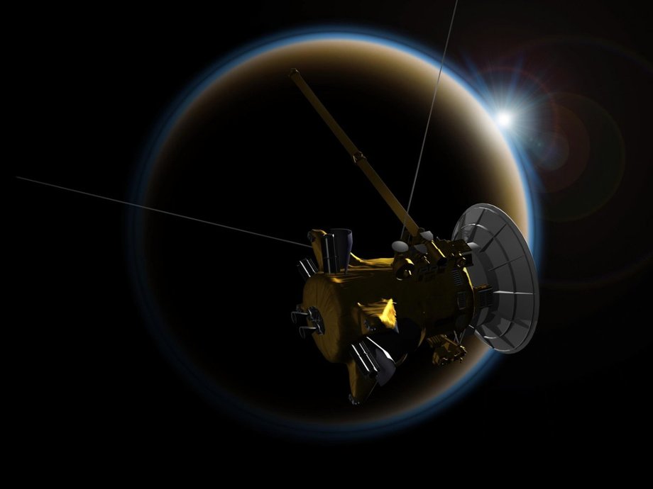 Wizualizacja artysty - sonda Cassini na tle zachodu słońca nad Tytanem, największym księżycem Saturna