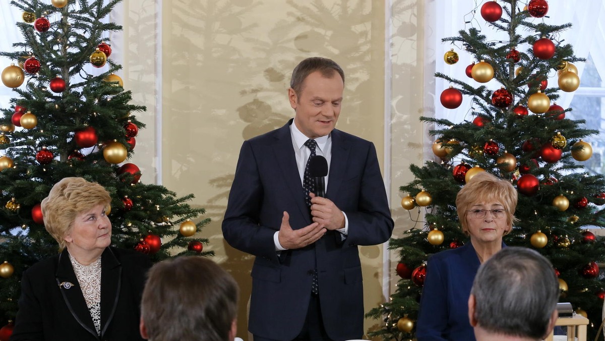 Premier Donald Tusk na spotkaniu z przedstawicielami Uniwersytetów Trzeciego Wieku podkreślił, że przyjęty we wtorek pakiet dla seniorów to obowiązek rządu, a nie prezent. Dzięki wam czujemy, że polska rodzina jest kompletna - zwrócił się do seniorów premier.