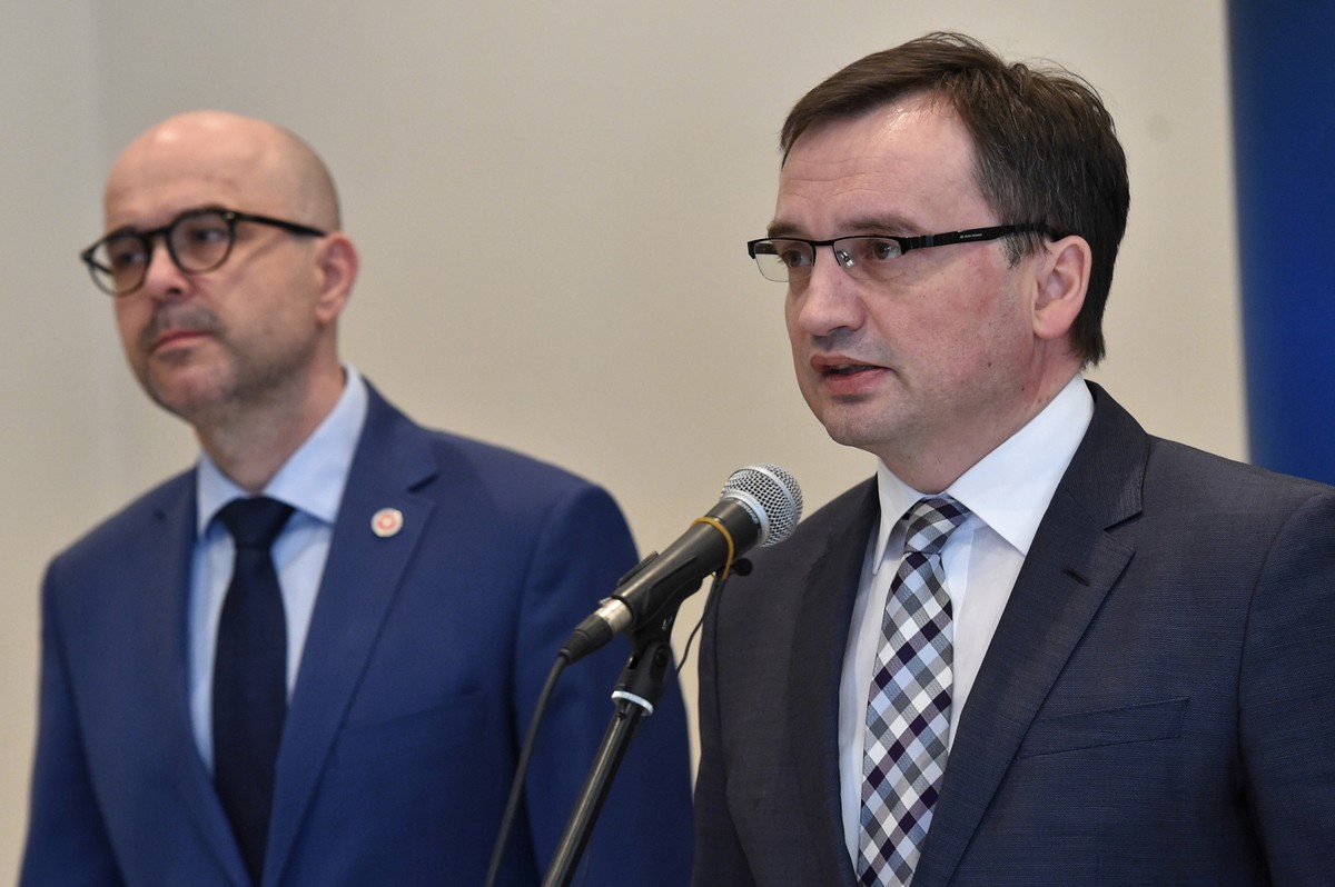 Minister sprawiedliwości, prokurator generalny Zbigniew Ziobro (P) i Prokurator Okręgowy w Krakowie Rafał Babiński (L) podczas konferencji prasowej w Prokuraturze Okręgowej w Krakowie