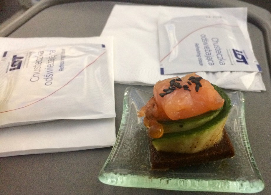 Druga ważna, po wygodnym fotelu, rzecz podczas długiego lotu to catering. Pasażerowie w klasie biznes otrzymują posiłki na szklanej i porcelanowej zastawie. Zaczyna się od przekąski pobudzającej apetyt, na tzw. jeden kęs. 