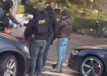 ebzk9kpTURBXy85MWYzMjlkZDc5ZmVmMGNjOTc2YjA2YjU1YzEzMWY3ZC5wbmeRkwLNAcIA3gACoTAFoTEC OVO JE OSUMNJIČENI ZA UBISTVO NIKOLE STANKOVIĆA PIVCETA! Veljko Emreković uhapšen danas u filmskoj poteri na Bulevaru kralja Aleksandra