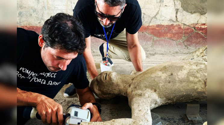Gianni Gallello és Llorenç Alapont, a Valenciai Egyetem kutatói a pompeji maradványokat röntgenfluoreszcenciával elemzik. A vulkán már előbb megölte a menekülőket, mielőtt a forró hamu elérte volna őket. / Fotó: Valenciai Egyetem