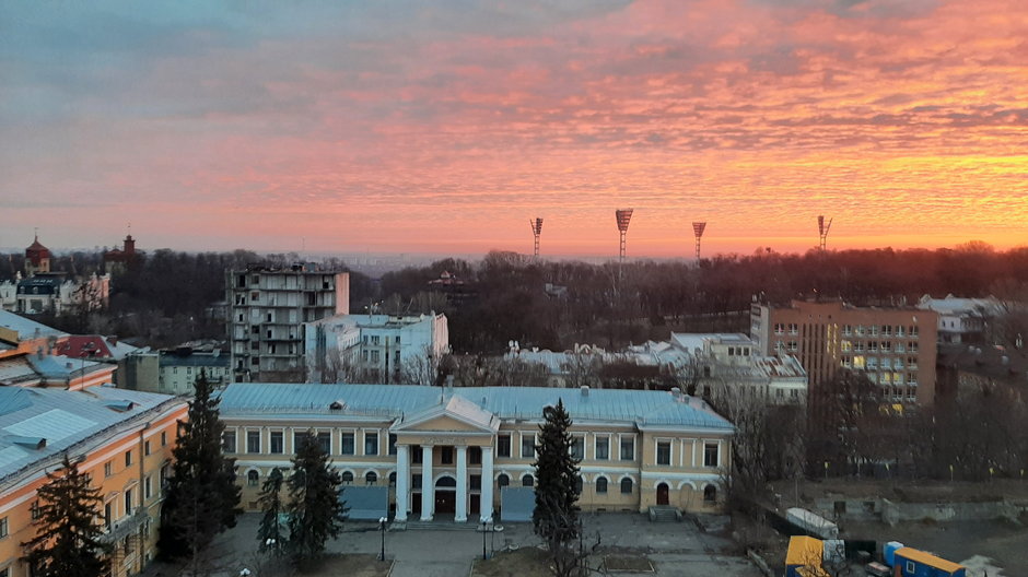 Widok o świcie 24 lutego z hotelu Ukraina na północny wschód, skąd rozlegały się eksplozje