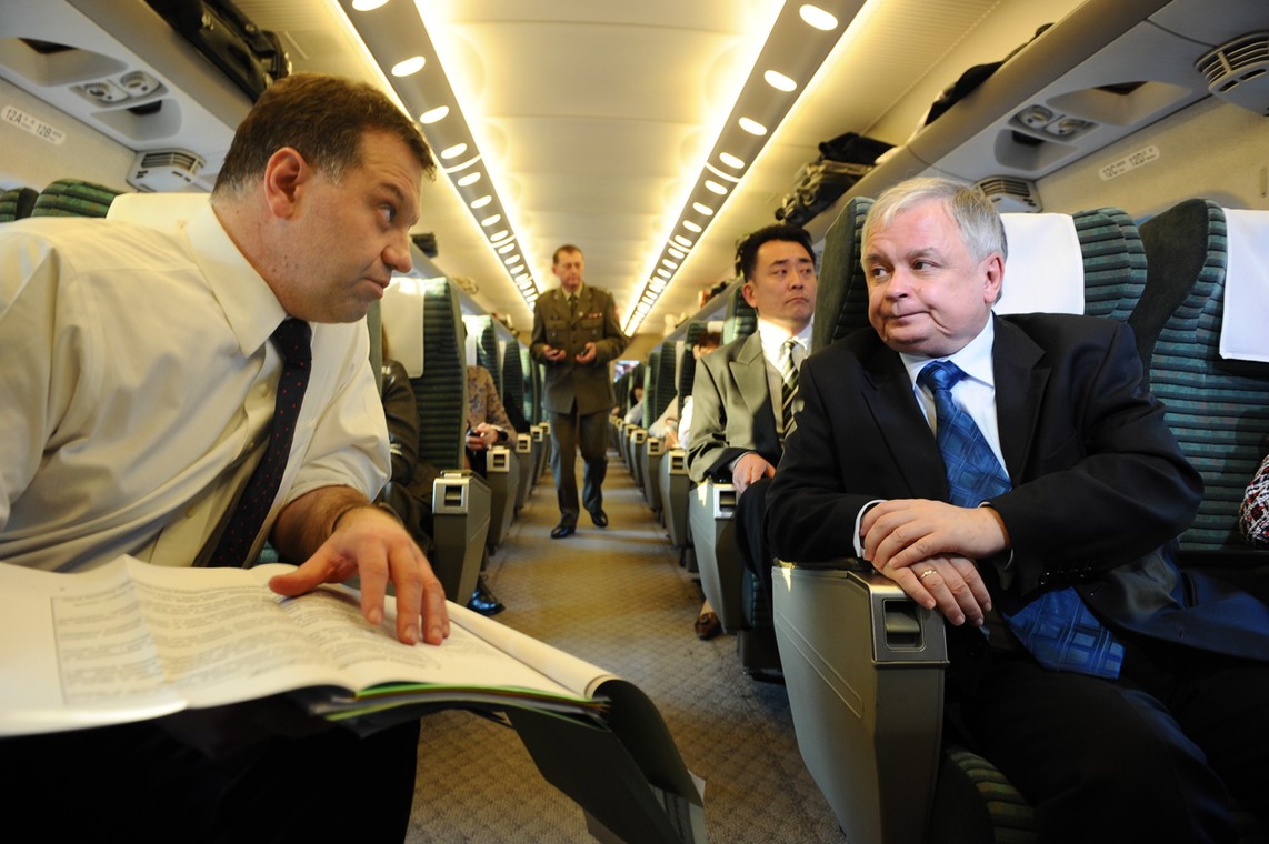 Prezydent Lech Kaczyński z Mariuszem Handzlikiem w trakcie podróży szybką koleją Shinkansen do Tokio. Rok 2008