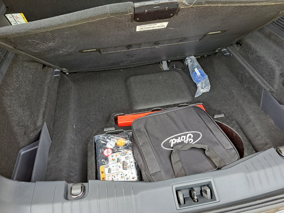 Ford Mustang Mach-E GT - pod podłogą bagażnika mamy m.in. zestaw naprawczy do kół.