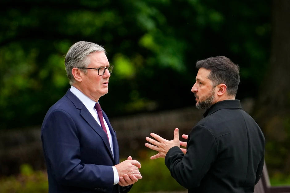 Kir Starmer i Volodimir Zelenski na samitu G7 u Evijanu 16. juna