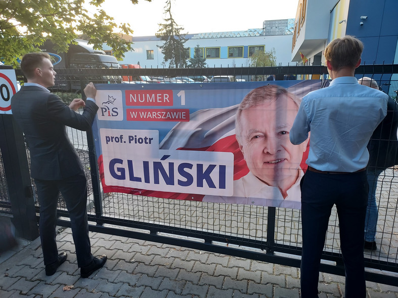 Na bramie szkoły powieszony został plakat wyborczy Piotra Glińskiego