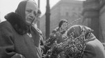 Sprzedaż palem wielkanocnych na placu Zbawiciela w Warszawie, 1960-1966 r. (dokładna data nieznana)