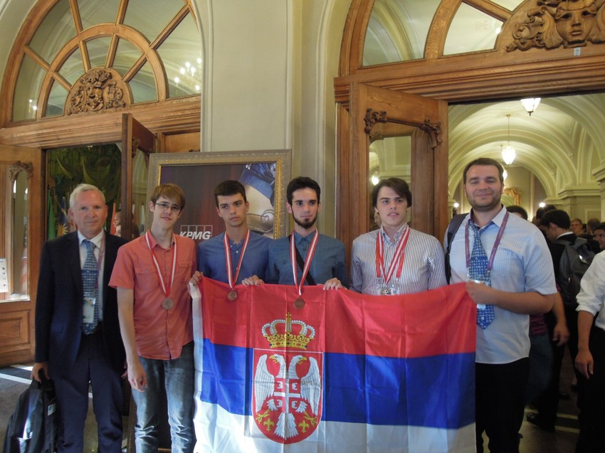 Srpski tim sa mentorima